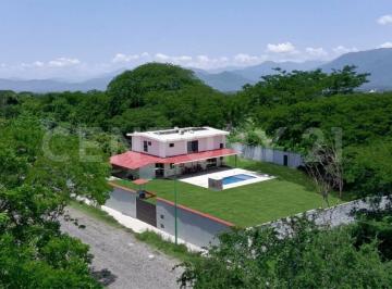 Casa · 280m² · 4 Recámaras · Casa de Campo con Alberca en Fraccionamiento Buenos Aires