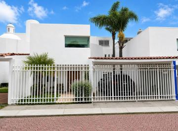 Casa · 330m² · 4 Recámaras · 3 Estacionamientos · Casa en Venta en Morillotla, Fracc. Cerrado, Puebla