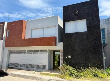 Casa · 240m² · 3 Recámaras · 2 Estacionamientos · Fracc. Las Palmas Casa en Venta con Paneles Solares