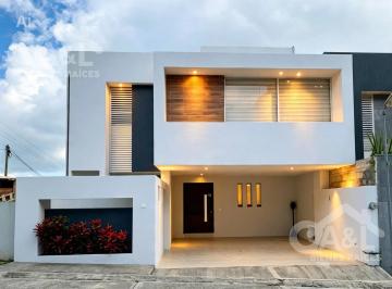 Casa · 153m² · 3 Recámaras · 2 Estacionamientos · Casa en Privada Boulevard Europa Tres Recamaras y Jardin