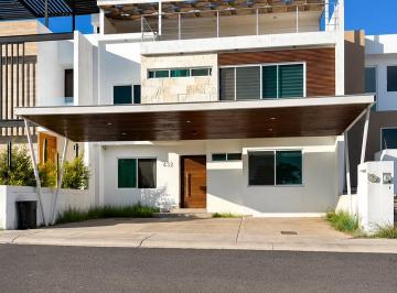 Casa de 4 habitaciones, Querétaro · Casa en Venta con Hermosa Vista y Habitación en Pb en Lomas de Juirquilla