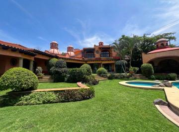 Casa de 5 habitaciones, Temixco · Casa Estilo Mediterráneo con 5 Recámaras y Bungalow en Fraccionamiento Burgos.
