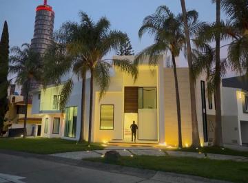 Casa de 4 habitaciones, Zapopan · Casa en Esquina Dentro de Puerta de Hierro