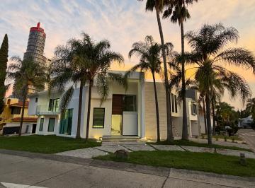 Casa de 4 habitaciones, Zapopan · Casa en Esquina Dentro de Puerta de Hierro