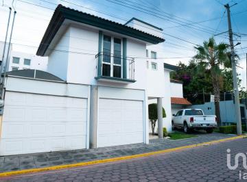 Casa · 414m² · 5 Recámaras · 4 Estacionamientos · Casa en Venta en Momoxpan San Pedro Cholula Puebla México