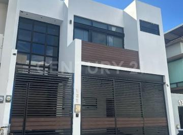 Casa · 300m² · 3 Recámaras · 2 Estacionamientos · Casa en Renta en Col. Cumbres Elite en Privada Monterrey