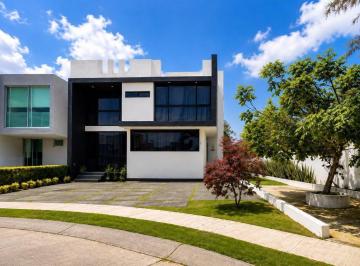 Casa · 302m² · 4 Recámaras · 4 Estacionamientos · Casa en Venta en Bosques de Santa Anita en Coto Arbolada