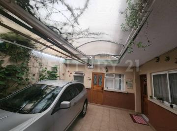 Casa · 325m² · 4 Recámaras · 2 Estacionamientos · Casa con Área de Oficina en Renta