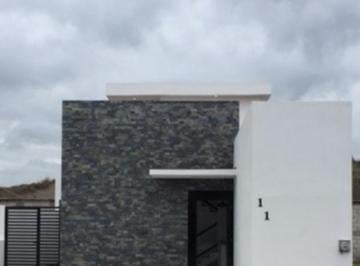 Casa · 3 Recámaras · 2 Estacionamientos · Casa en Renta con Habitación en Planta Baja, Seguridad 24 H, Áreas Verdes y Acceso Casa Club.
