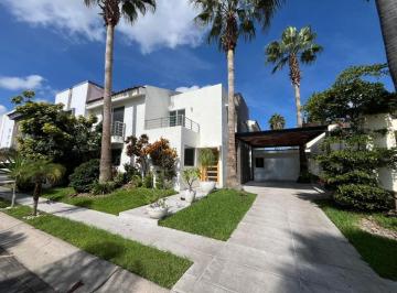 Casa de 4 habitaciones, Zapopan · ¡Casa en Jardín Real con 4 Habitaciones y 5 Baños Completos! Habitación con Baño Completo en Planta
