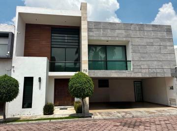 Casa · 440m² · 4 Recámaras · 3 Estacionamientos · Casa en Venta en San Martinito de 4 Recámaras y Jardín!