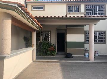 Casa · 300m² · 5 Recámaras · 3 Estacionamientos · Casa en Renta en Colonia Paseos del Bosque