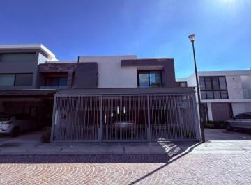 Casa · 4 Recámaras · 3 Estacionamientos · Casa en Fraccionamiento Cumbres del Lago