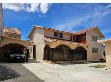 Casa de 3 habitaciones, Tetla de la Solidaridad · Casa en Venta en Tetla, Tlaxcala | 750 m² de Terreno, Jardín, Depto Independiente y 6 Autos
