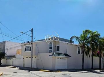 Casa · 250m² · 3 Recámaras · 2 Estacionamientos · Casa en Venta Alameda Celaya