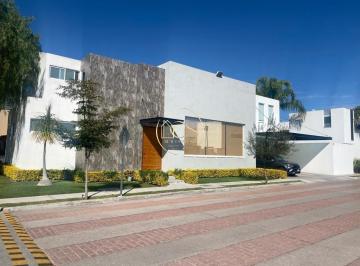 Casa · 300m² · 4 Recámaras · 2 Estacionamientos · Casa en Venta Riberas del Campestre Celaya