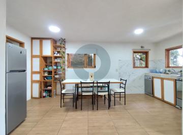Casa · 400m² · 3 Recámaras · 1 Estacionamiento · Casa de 3 Habitaciones en Renta Cerca de La Deportiva Valle de Bravo