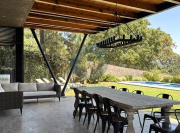 Casa en condominio · 850m² · 5 Recámaras · 3 Estacionamientos · Casa en Renta Caminando Al Lago en Avándaro | Mantenimiento Incluído