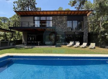 Casa en condominio · 380m² · 5 Recámaras · 3 Estacionamientos · Casa en Renta Caminando Al Lago en Avándaro | Mantenimiento Incluído