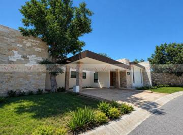 Casa · 420m² · 3 Recámaras · 2 Estacionamientos · Casa en Venta en Loma Blanca