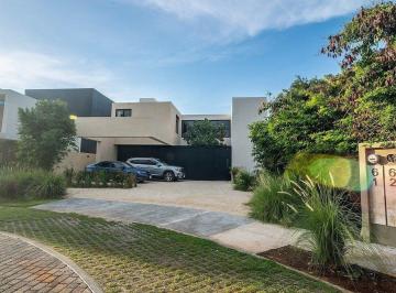 e1143a27e342e7b7b7104fd6fb52b41f5b6ccca25af4c51ff8883928279e0f7e · Casa en Venta Ubicada en Privada Compostela