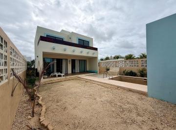 d7bb4b6dc6600d81a09eccb908ab9bcf56534e3b0c76a124ee4c3cbab1e91b75 · Casa en Venta en Las Playas de Chicxulub Puerto con Gran Terreno, 2 Habitaciones