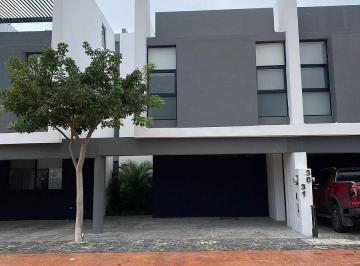 b4192880c4c052094e6f59be2af6bb2df9648ca1d76eb98aefa05f5c0448a1b8 · Casa en Renta en Privada Luana, Norte de Mérida