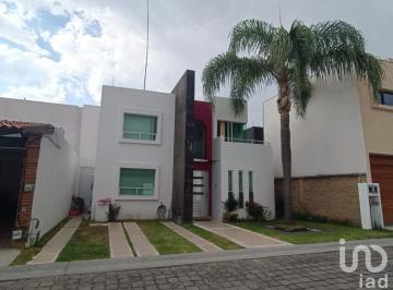 Casa · 186m² · 4 Recámaras · 2 Estacionamientos · Casa en Venta en Fraccionamiento Cerrado