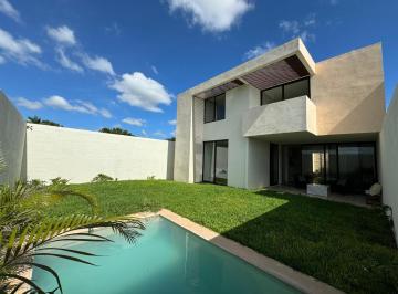 Casa · 342m² · 4 Recámaras · 3 Estacionamientos · Casa en Venta de 4 Habitaciones Al Norte de Merida
