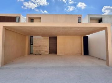Casa · 340m² · 4 Recámaras · 3 Estacionamientos · Casa en Venta en Privada Al Norte de Mérida