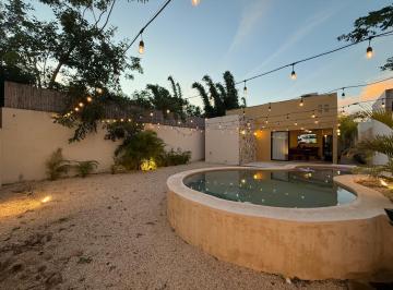 Casa · 400m² · 2 Recámaras · 2 Estacionamientos · Casa en Venta con Alberca, Cholul
