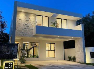 Casa · 386m² · 4 Recámaras · 3 Estacionamientos · Casa Estilo Mediterraneo, Equipada en Venta