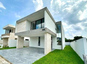Casa · 351m² · 4 Recámaras · 3 Estacionamientos · Casa en Venta en Privada en Temozón Norte, Mérida