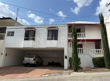 Casa · 479m² · 3 Recámaras · 3 Estacionamientos · Casa en Venta en Contry La Silla