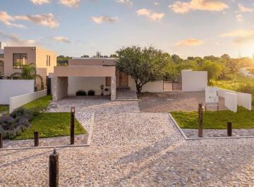 b55e05ee20cf3644504eb677e613745d26d4efe42c55b60d9253b08b813b465e · Casa de Una Planta con 1,000 m² de Terreno en San Miguel de Allende