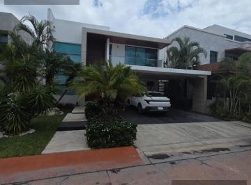 Casa · 300m² · 4 Recámaras · 3 Estacionamientos · Casa en Renta Cumbres Residencial Av Huayacan y Av Colosio Cancun