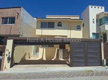 Casa de 4 habitaciones, Querétaro · Milenio III Casa en Venta | Ingreso Adicional con Departamento Independiente Rah2744