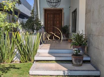 Casa · 420m² · 3 Recámaras · 3 Estacionamientos · Casa en Venta San Lorenzo Residencial Celaya