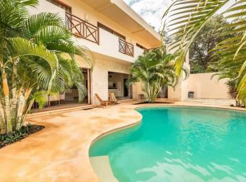 Casa · 385m² · 5 Recámaras · 1 Estacionamiento · Venta de Casa + Estudios en Tulum Gl0426