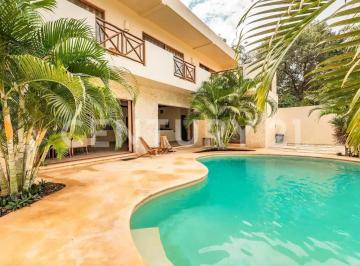 Casa · 385m² · 5 Recámaras · 1 Estacionamiento · Venta de Casa + Estudios en Tulum Gl0426