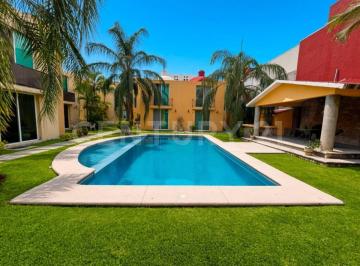 Casa · 169m² · 3 Recámaras · 2 Estacionamientos · Casa en Condominio con Alberca