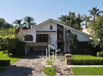 Casa · 632m² · 4 Recámaras · 6 Estacionamientos · Casa en Renta en Valle Real