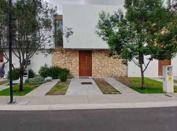 Casa · 112m² · 3 Recámaras · 2 Estacionamientos · Casa en Venta Zibata, 3 Recámaras, Sala de Tv