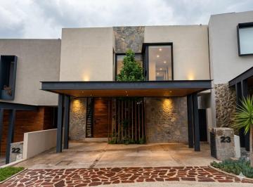Casa · 200m² · 3 Recámaras · 2 Estacionamientos · Casa en Renta Altozano, 3 Niveles, Terraza