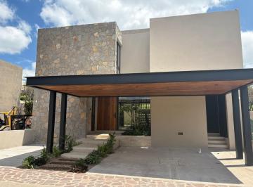Casa · 250m² · 4 Recámaras · 3 Estacionamientos · Casa en Renta Altozano, Terraza, Jardín, Sala de Tv
