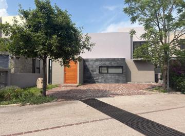 Casa · 500m² · 4 Recámaras · 3 Estacionamientos · Casa en Renta Altozano, Terraza, 500 m² de Contrucción