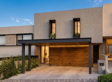 Casa · 180m² · 3 Recámaras · 2 Estacionamientos · Casa en Renta Altozano, Sótano, Sala de Tv, Cuarto de Servicio, Domótica