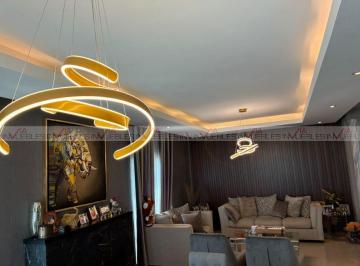 Casa · 550m² · 4 Recámaras · 4 Estacionamientos · Casa en Venta en Cima de La Montaña