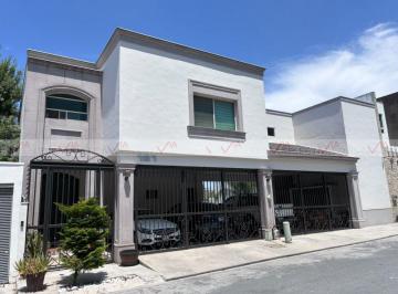 Casa · 550m² · 4 Recámaras · 4 Estacionamientos · Casa en Venta en Cima de La Montaña