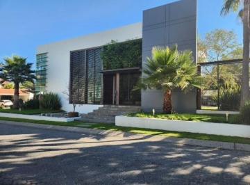 Casa en condominio · 631m² · 4 Recámaras · 6 Estacionamientos · Residencia en Venta Fracc. Pontevedra Zapopan